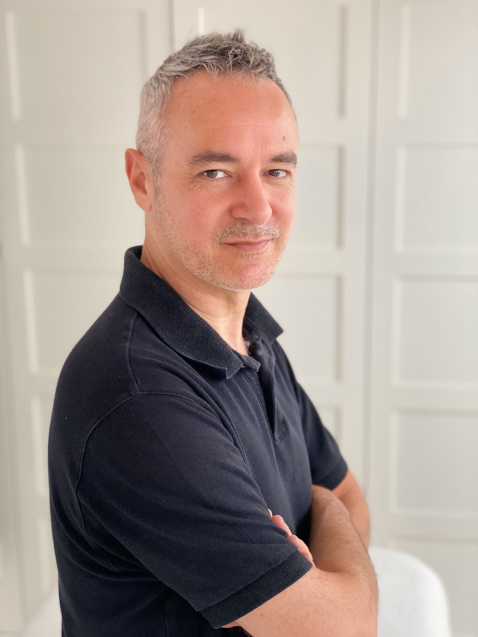 A photograph of Roberto Lopes smiling at the camera, looking friendly, confident and professional.
